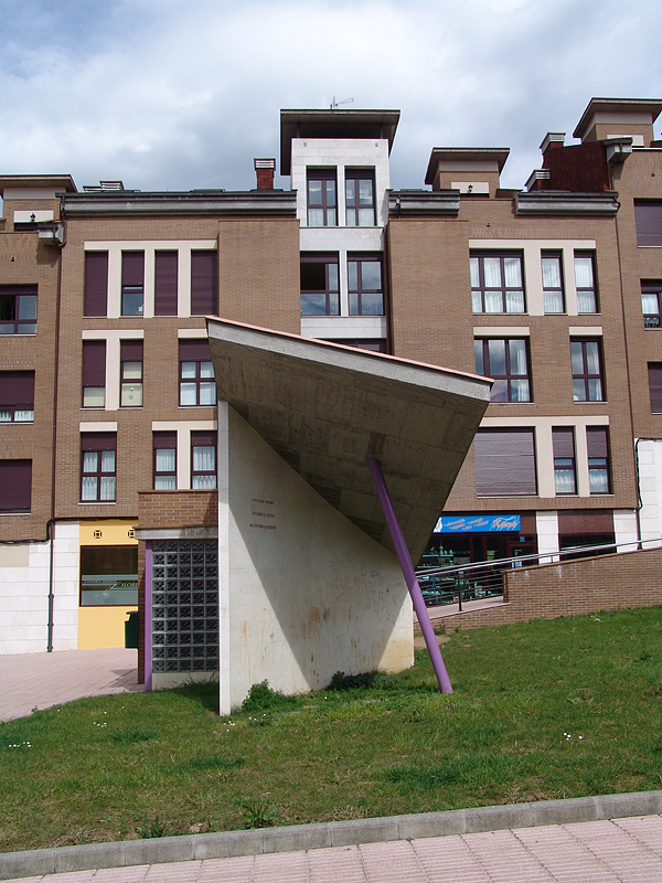 PLAZA Y ENTRADA A GARAJE